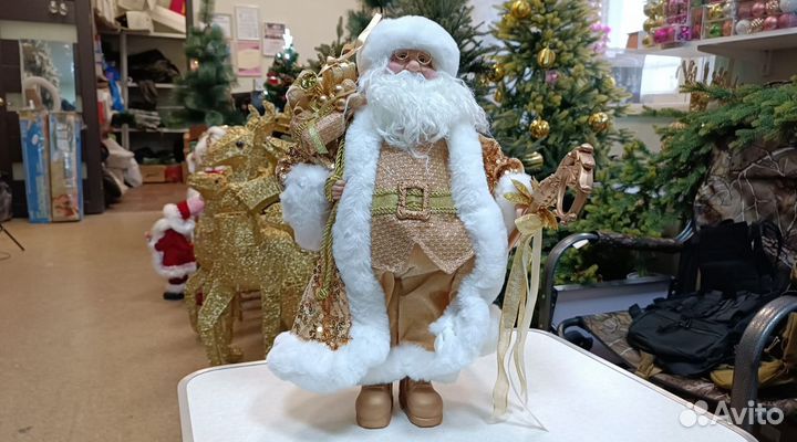 Новогодний Дед Мороз в золотом костюме