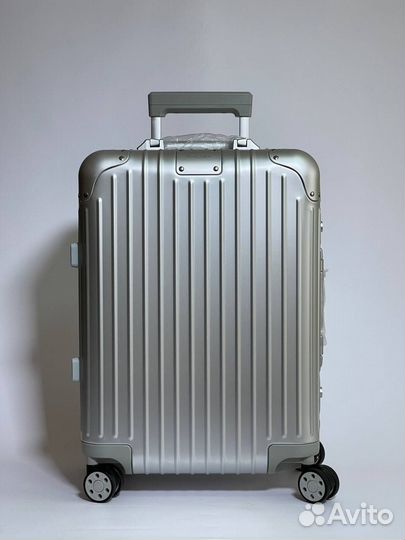 Чемодан на колесах rimowa