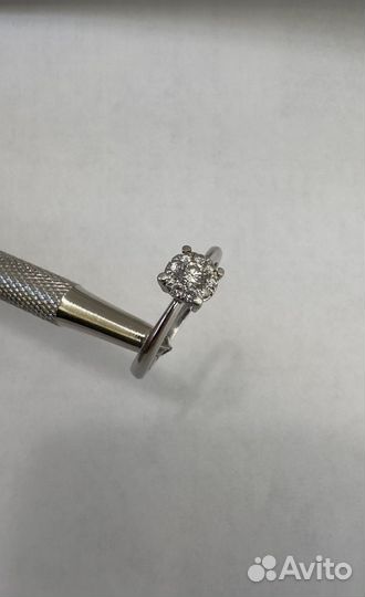 Кольцо с бриллиантом