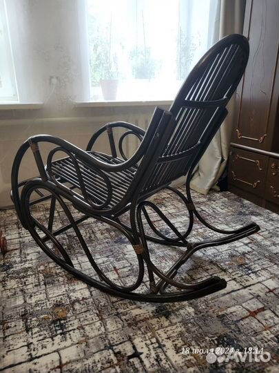 Кресло качалка из ротанга
