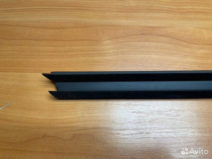 Уплотнитель стекла двери передний правый Bmw X6