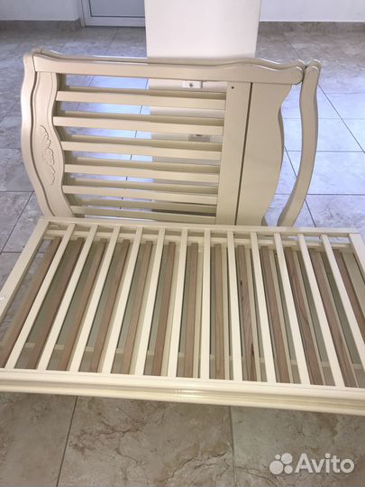 Детская кроватка со съемными колесиками