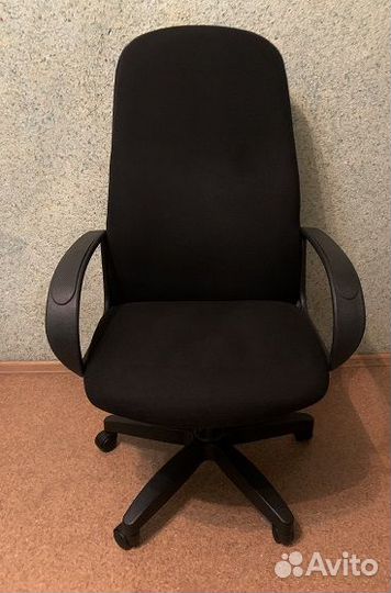 Компьютерное кресло с механизмом качания