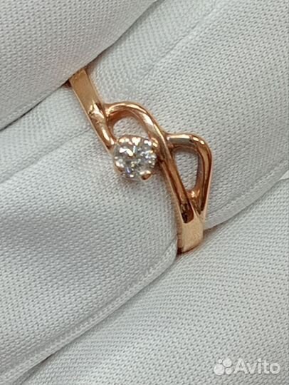 Золотое кольцо с бриллиантом