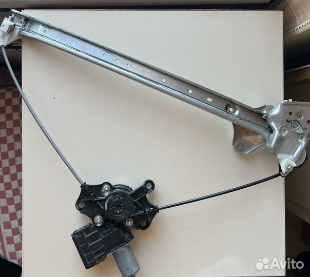 Стеклоподьемник в сборе Рав 4 ха 50
