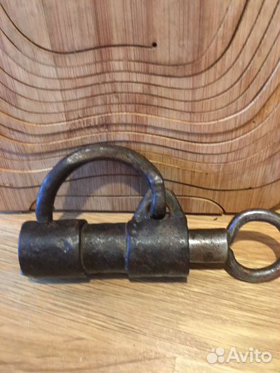 Навесной замок старинный