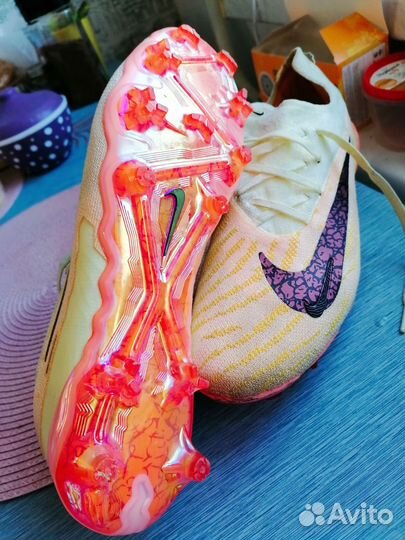 Футбольные бутсы nike