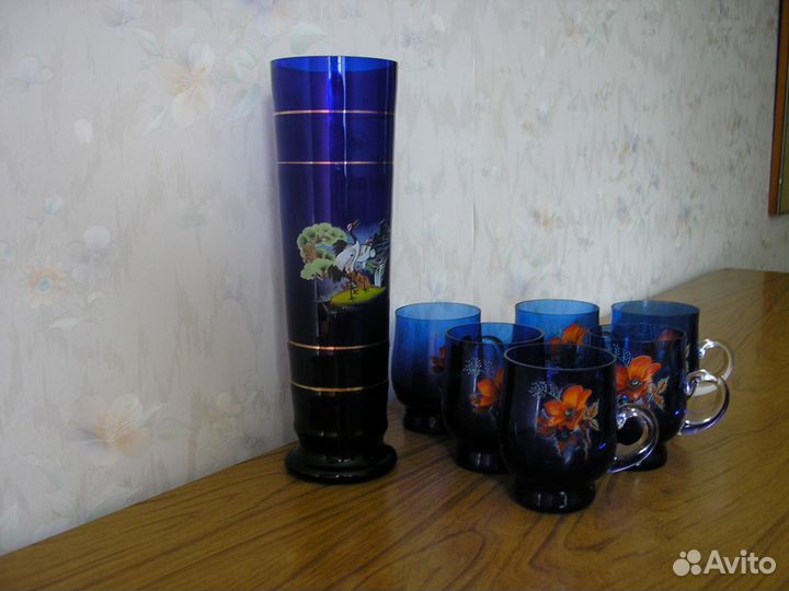 Ваза китайская из синего стекла