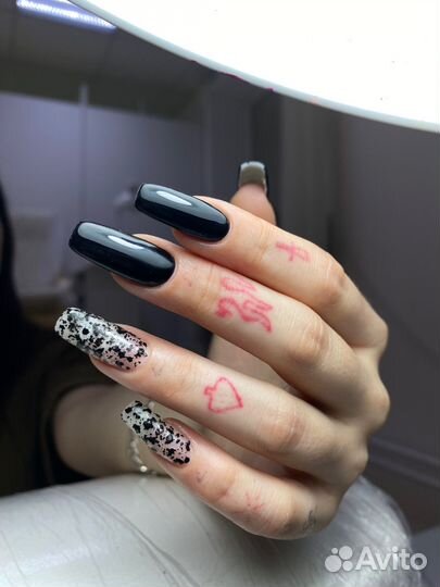 Модель на маникюр с покрытием гель лак френч