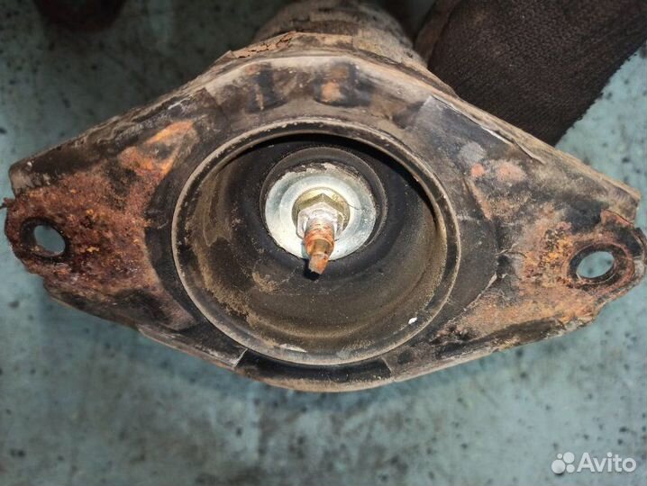 Стойка подвески задняя Nissan Primera P12 лифтбек