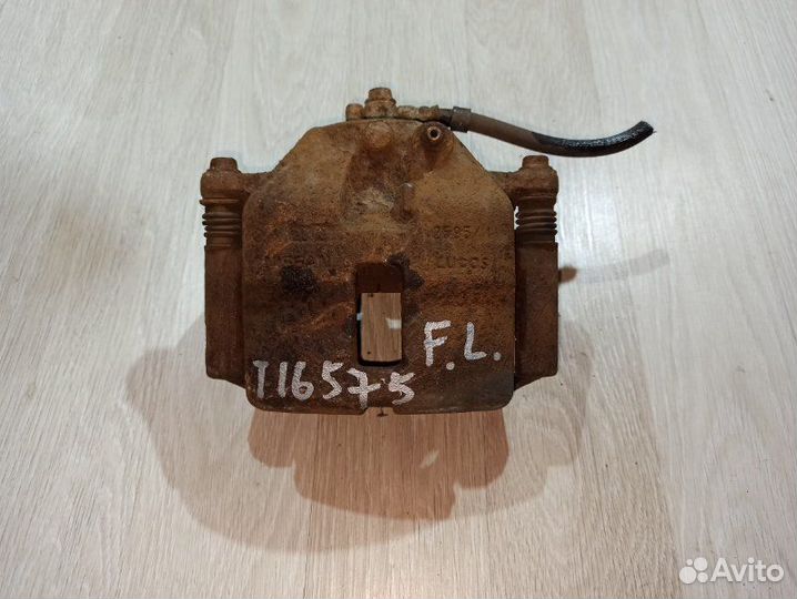 Суппорт передний левый Nissan Primera P12