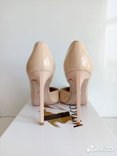Туфли лодочки бежевые лаковые 36 Vitacci