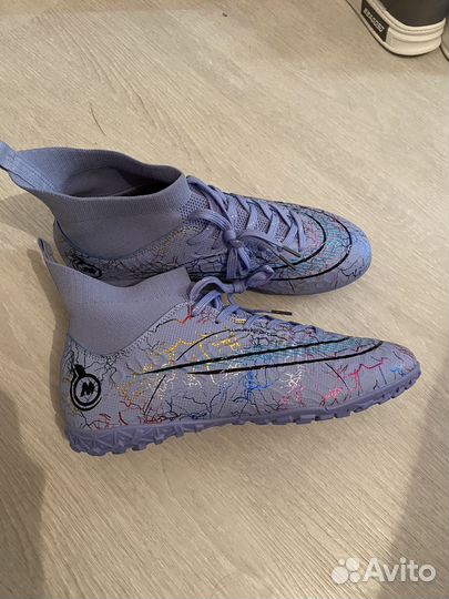Футбольные кроссовки