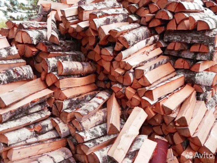 Колотые дрова для печи навалом