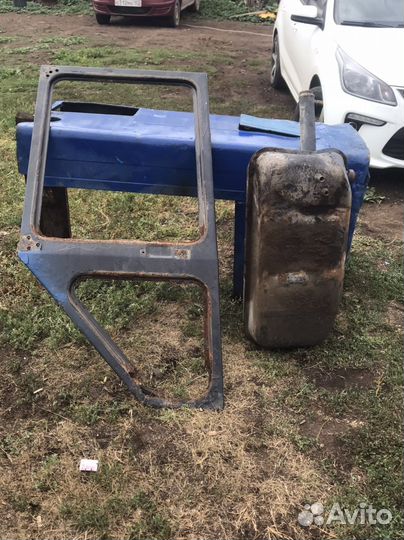 Продам капот, дверь, бак от трактора