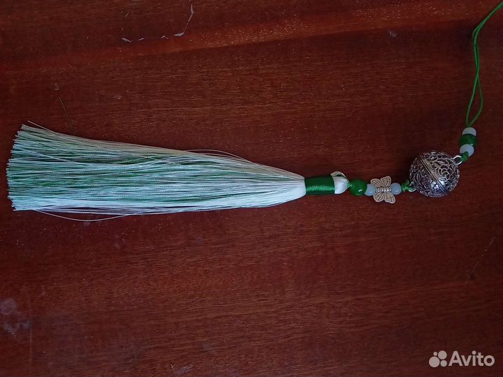 Брелок с длинной кисточкой и колокольчиком