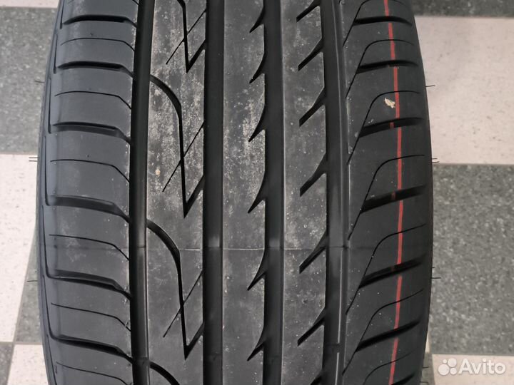 Three-A P606 285/35 R22 112W