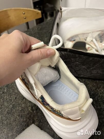 Кроссовки новые 39