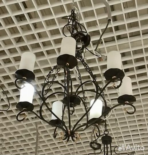 Люстра с элемениами ковки, на цепи