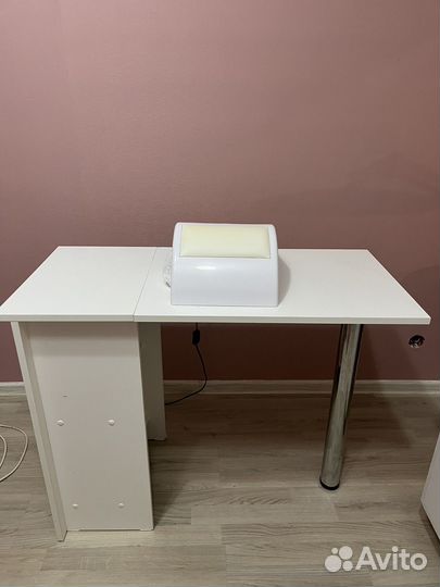 Стол для маникюра с пылесосом с лампой