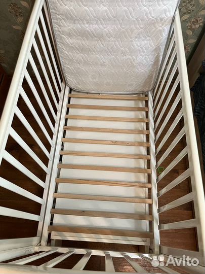 Детская кроватка с маятником и ящиком