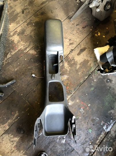 Подлокотник Toyota Avensis 1 2001г.в