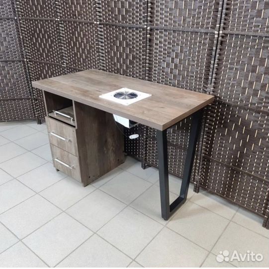 Маникюрный стол