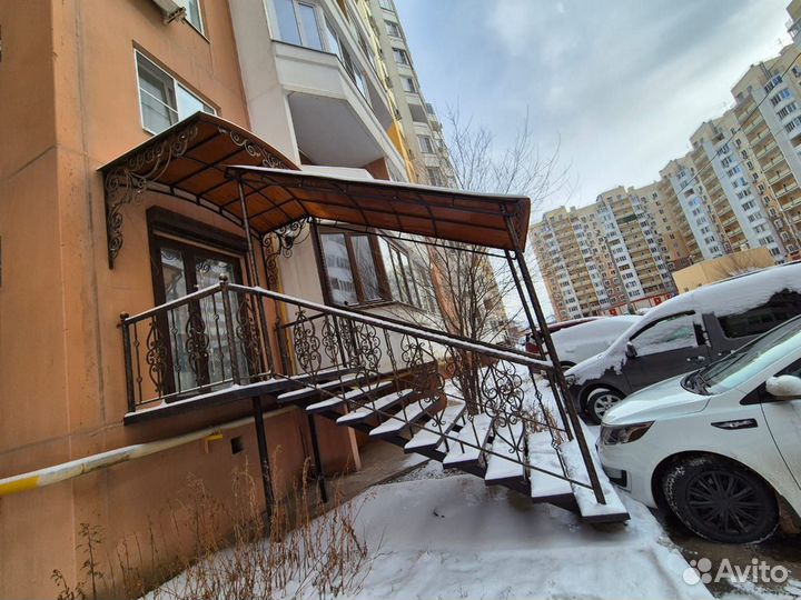 Лестница готовая с перилами и козырками