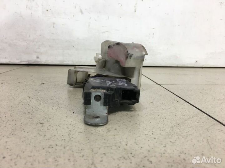 Замок двери передней левой