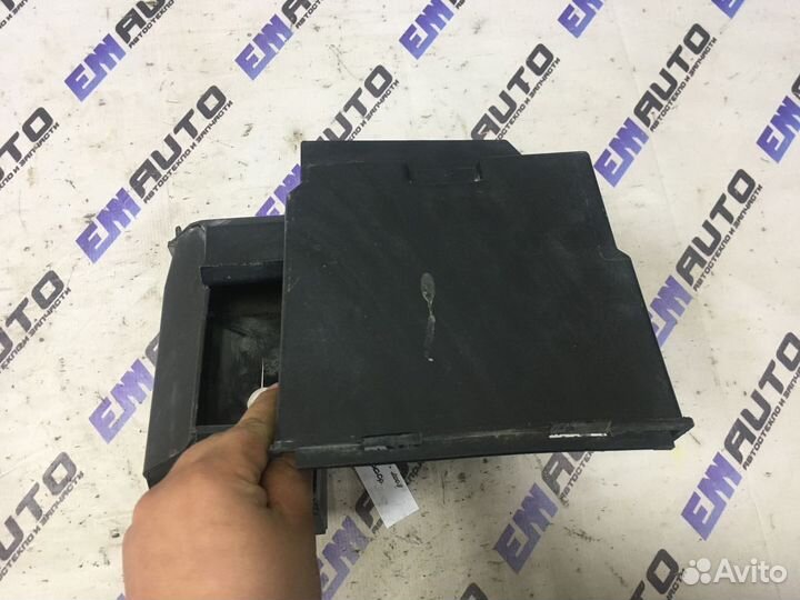 Крепление аккумулятора Форд Фокус 2