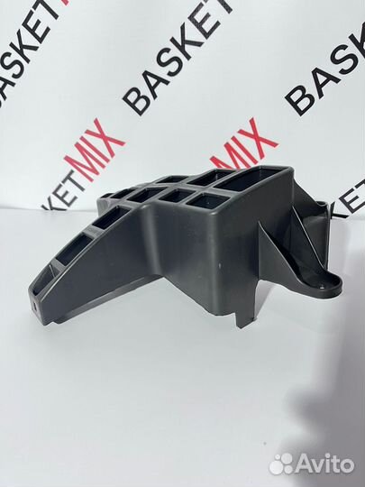 Направляющая заднего бампера левая