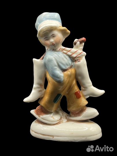 Статуэтка фарфор германия мальчик с сапогами