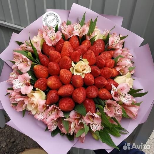 Букеты из клубники в шоколаде и цветы