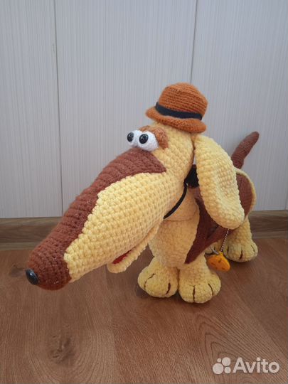 Вязаная игрушка такса