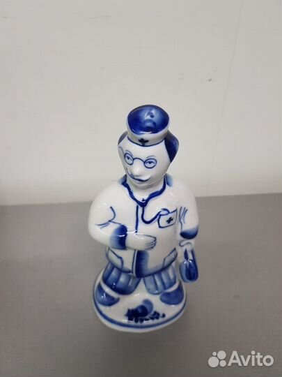 Статуэтка фарфоровая 