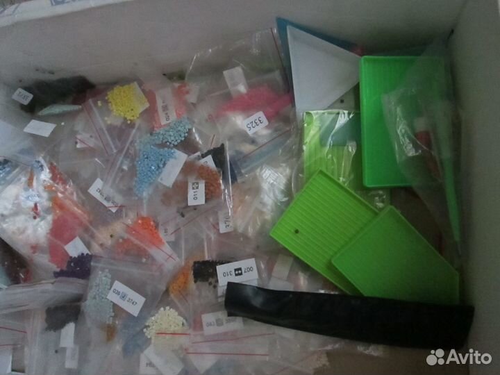 Бусины для рукоделия и картины