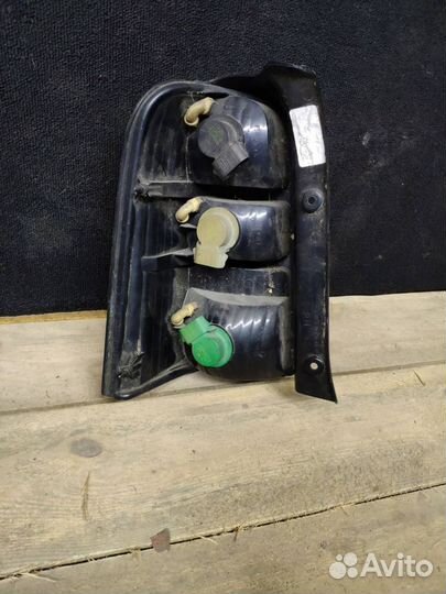 Фонарь задний правый Ford Escape 1