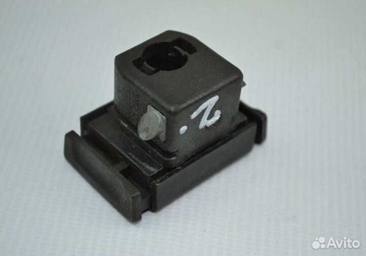 Замок бардачка салонного правого volvo FH12 1-seer