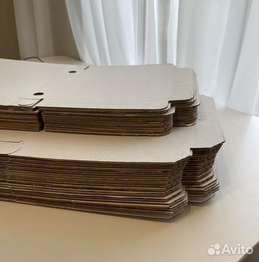 Коробки белые картонные 22х22 см