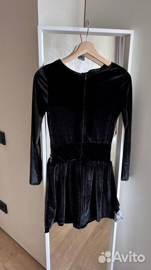 Черное бархатное платье