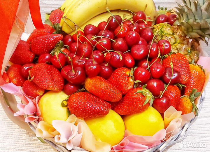 Фруктовая корзина с манго клубникой черешней