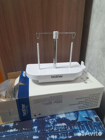 Держатель для больших катушек ниток. brother