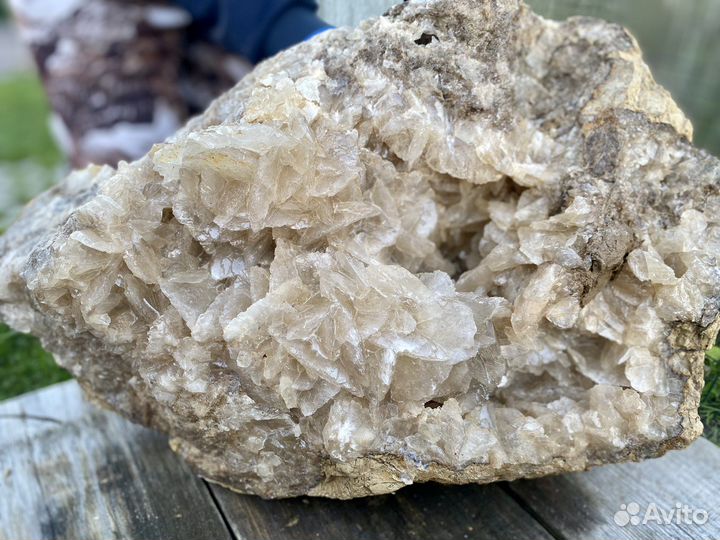 Кальцит лепестковый жеода кристаллы друзы