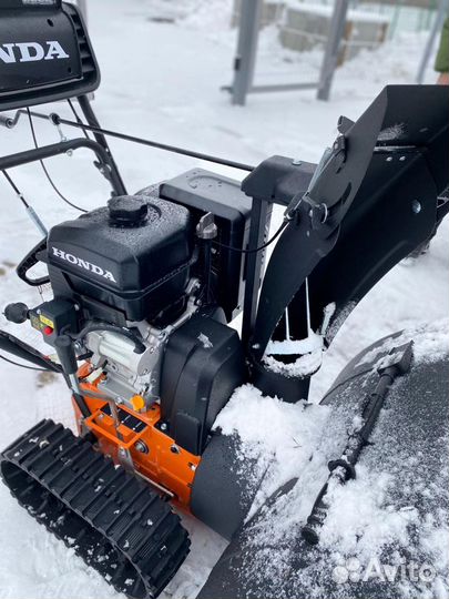 Большой снегоуборщик на гусеницах Honda 18HP