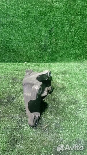 Кронштейн опоры двигателя Audi A4