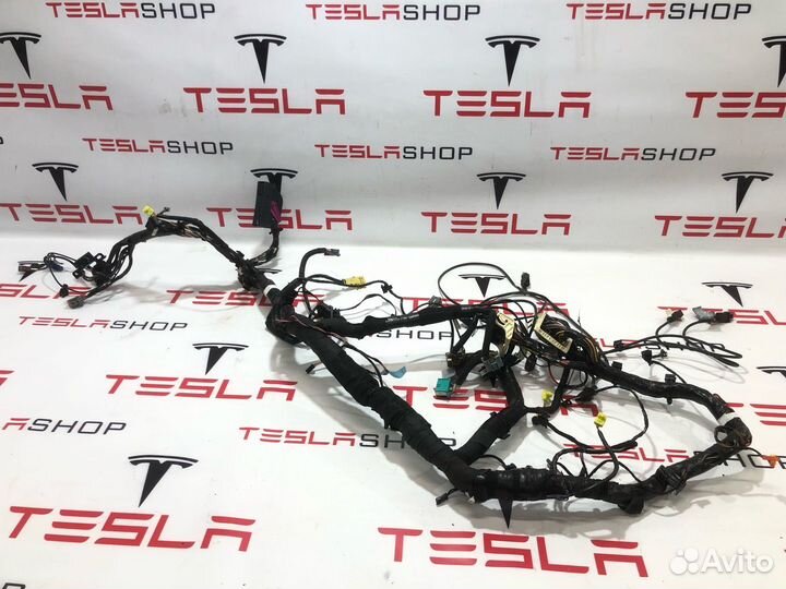 Электропроводка центральной панели Tesla Model S