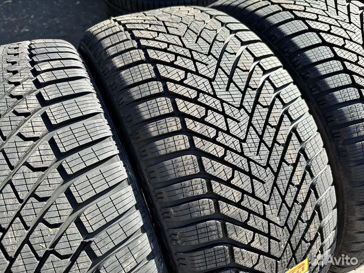 Pirelli Scorpion Winter 2 275/35 R22 и 315/30 R22