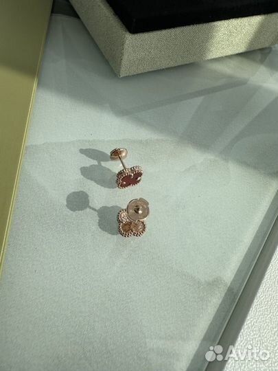 Серьги van cleef клевер с сердоликом