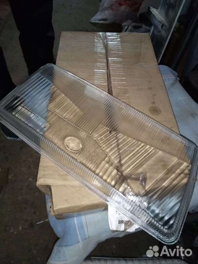 Стекло правой фары Audi 80 B3