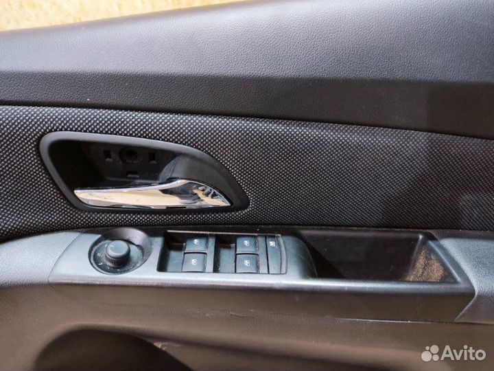 Обшивка передней правой двери Chevrolet Cruze